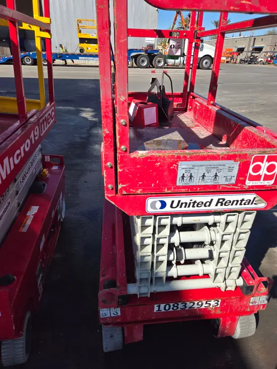 2018 MEC MICRO 19 Scissor Lift