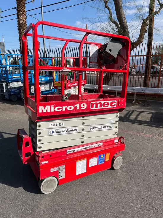 2018 MEC MICRO 19 Scissor Lift