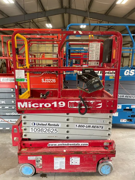 2019 MEC MICRO 19 Scissor Lift