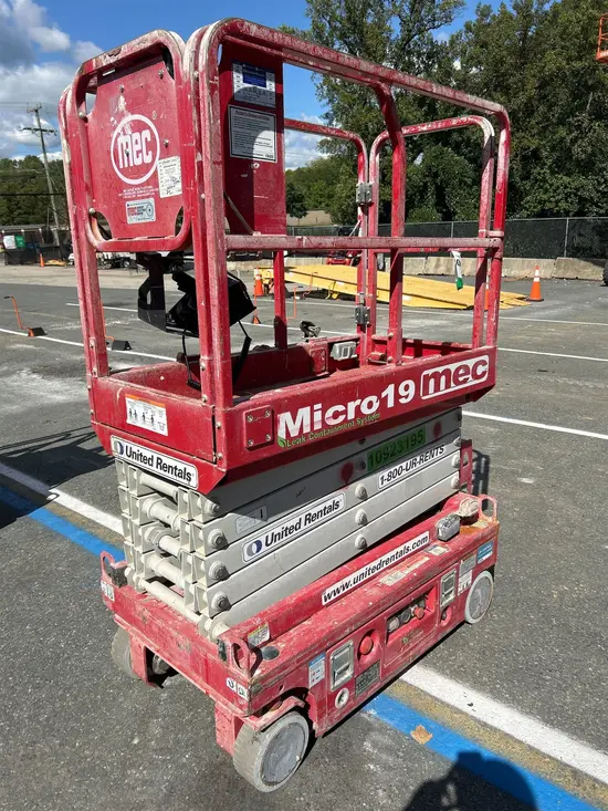 2019 MEC MICRO 19 Scissor Lift