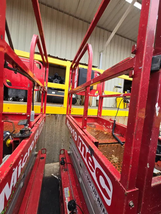 2019 MEC MICRO 19 Scissor Lift