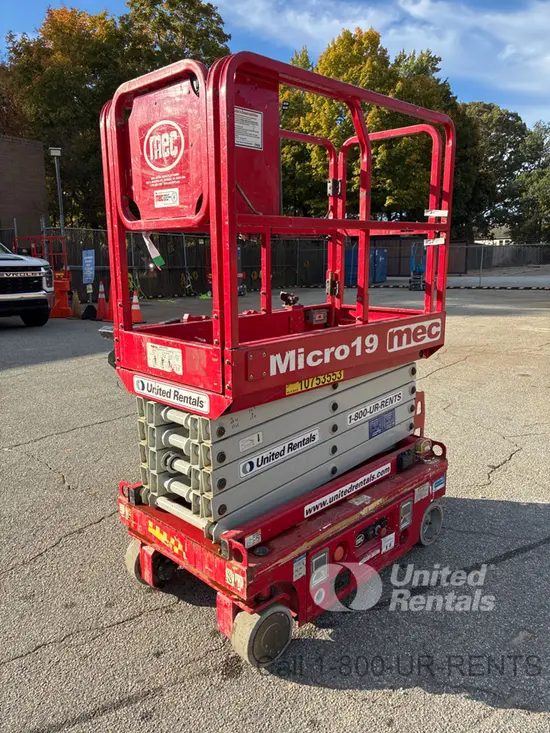 2018 MEC MICRO 19 Scissor Lift