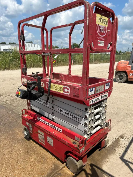 2019 MEC MICRO 19 Scissor Lift
