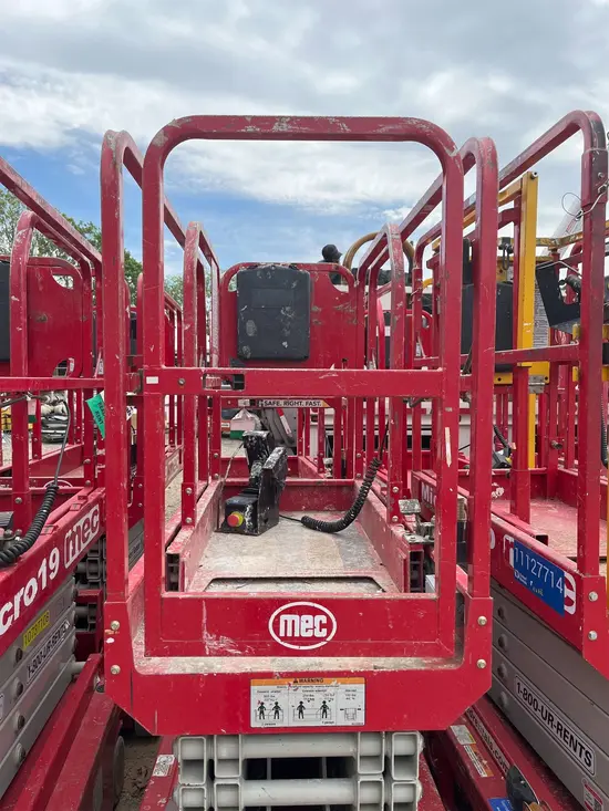2017 MEC MICRO 19 Scissor Lift