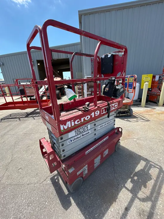 2019 MEC MICRO 19 Scissor Lift