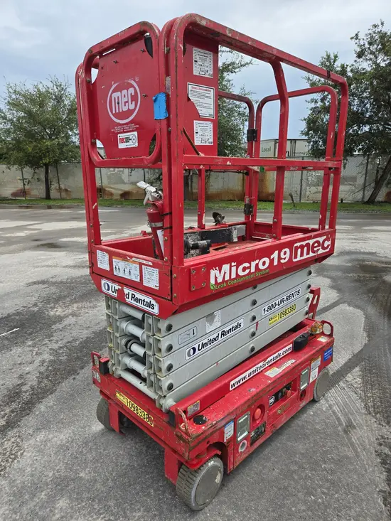 2019 MEC MICRO 19 Scissor Lift