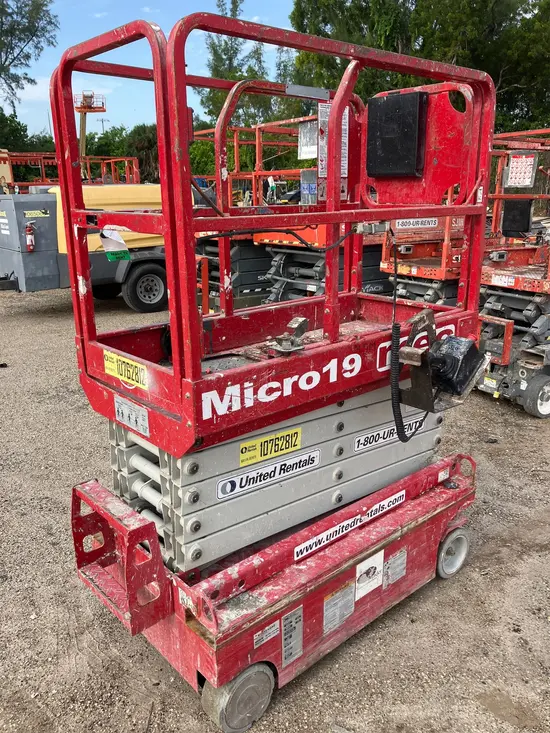 2018 MEC MICRO 19 Scissor Lift