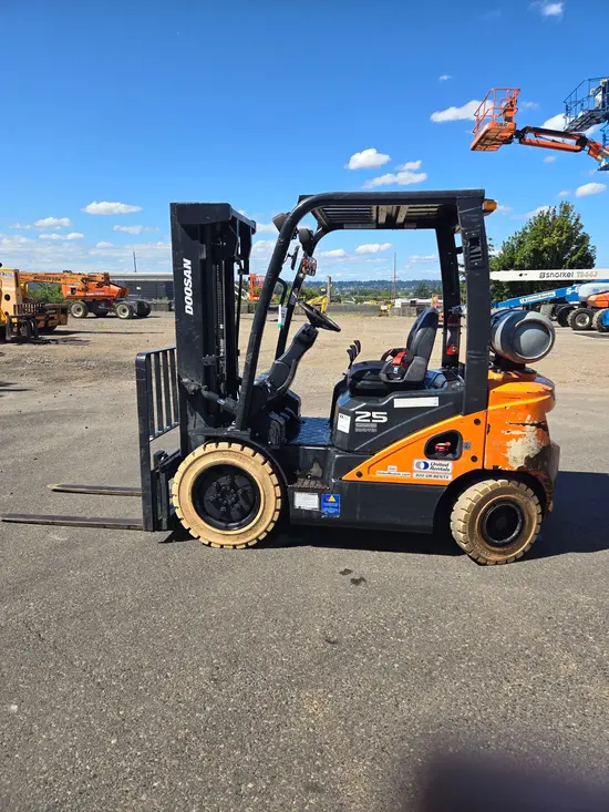 2020 Doosan G25N-7DF Warehouse Forklift