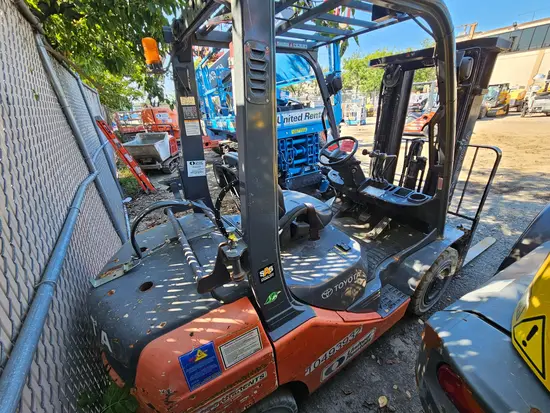 2016 Toyota 8FGU25 Warehouse Forklift