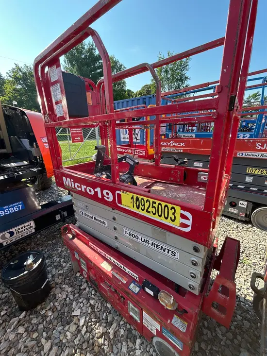 2019 MEC MICRO 19 Scissor Lift