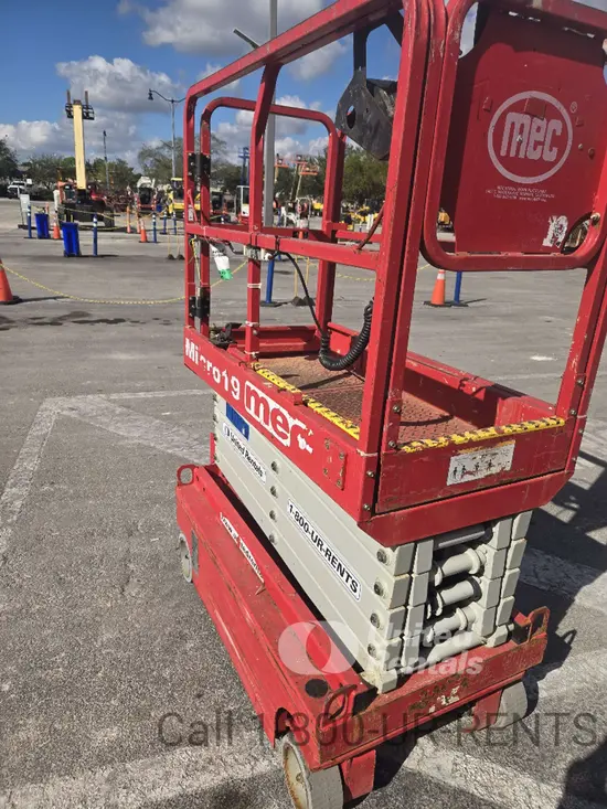 2020 MEC MICRO 19 Scissor Lift