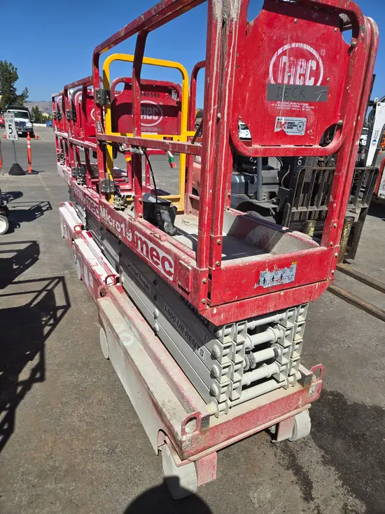 2019 MEC MICRO 19 Scissor Lift
