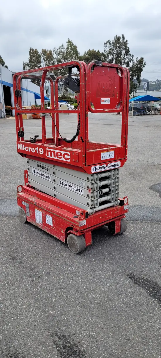 2018 MEC MICRO 19 Scissor Lift
