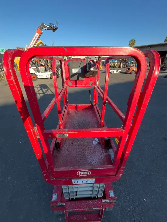 2018 MEC MICRO 19 Scissor Lift