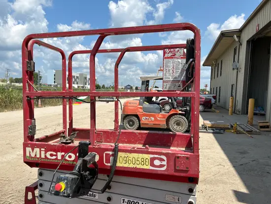 2019 MEC MICRO 19 Scissor Lift