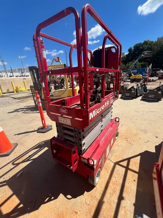 2018 MEC MICRO 19 Scissor Lift