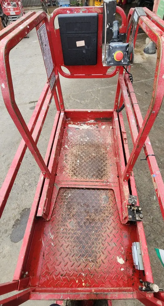 2018 MEC MICRO 19 Scissor Lift