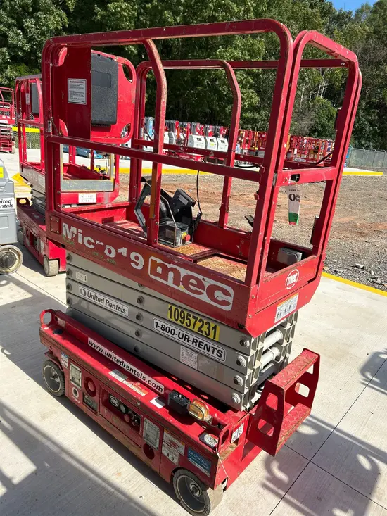 2019 MEC MICRO 19 Scissor Lift