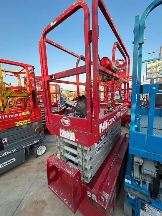 2019 MEC MICRO 19 Scissor Lift