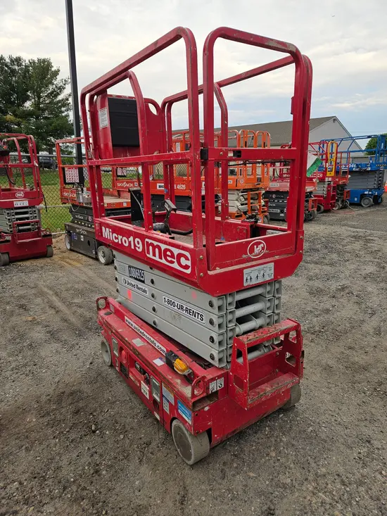 2018 MEC MICRO 19 Scissor Lift