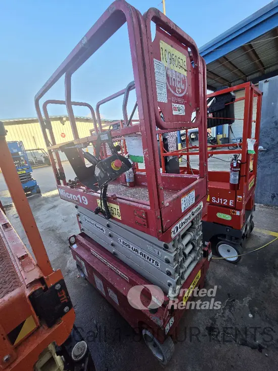 2019 MEC MICRO 19 Scissor Lift