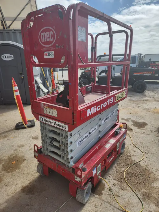 2018 MEC MICRO 19 Scissor Lift