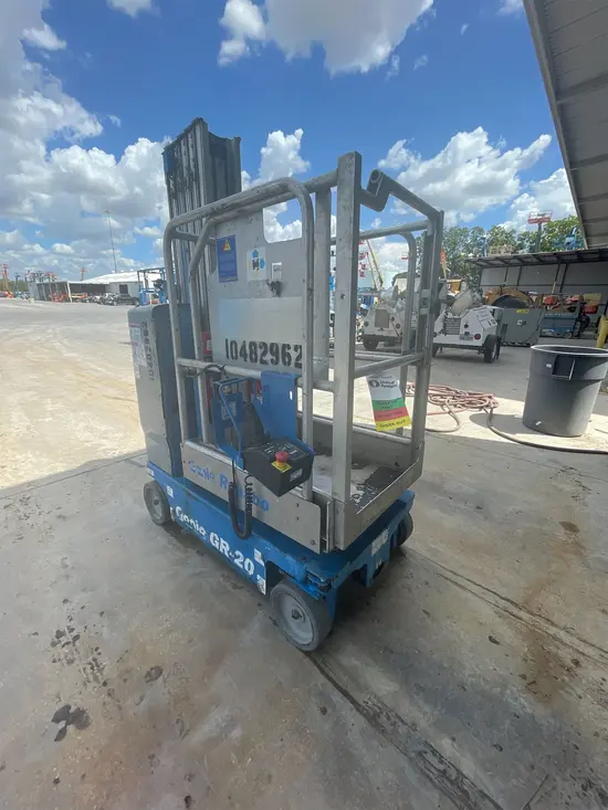2016 Genie GR-20 Self-Propelled One-Person Lift