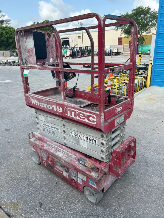 2018 MEC MICRO 19 Scissor Lift