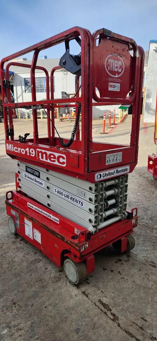 2018 MEC MICRO 19 Scissor Lift