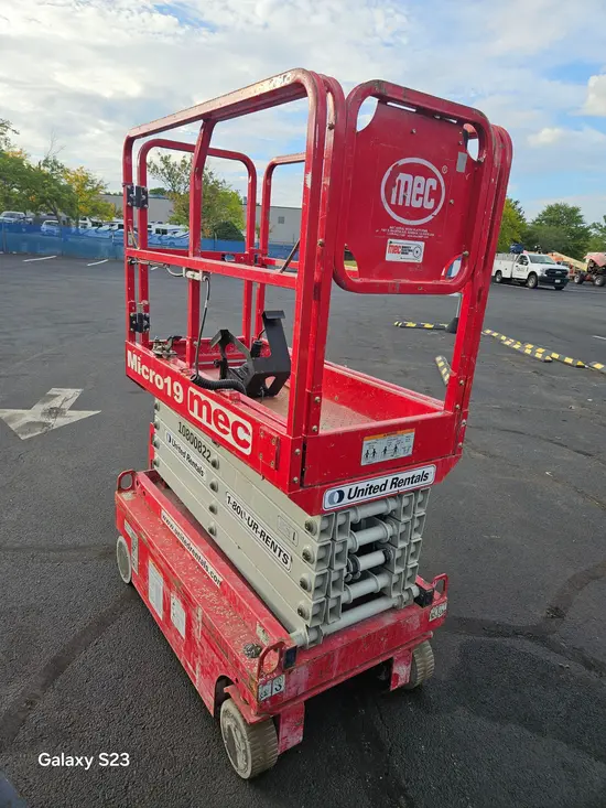 2018 MEC MICRO 19 Scissor Lift