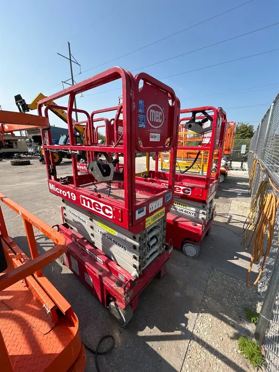 2018 MEC MICRO 19 Scissor Lift