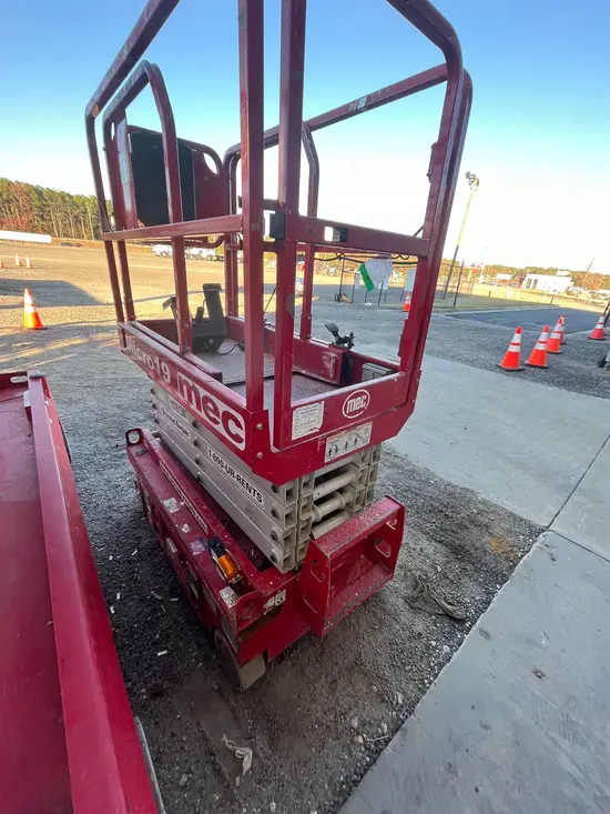 2018 MEC MICRO 19 Scissor Lift