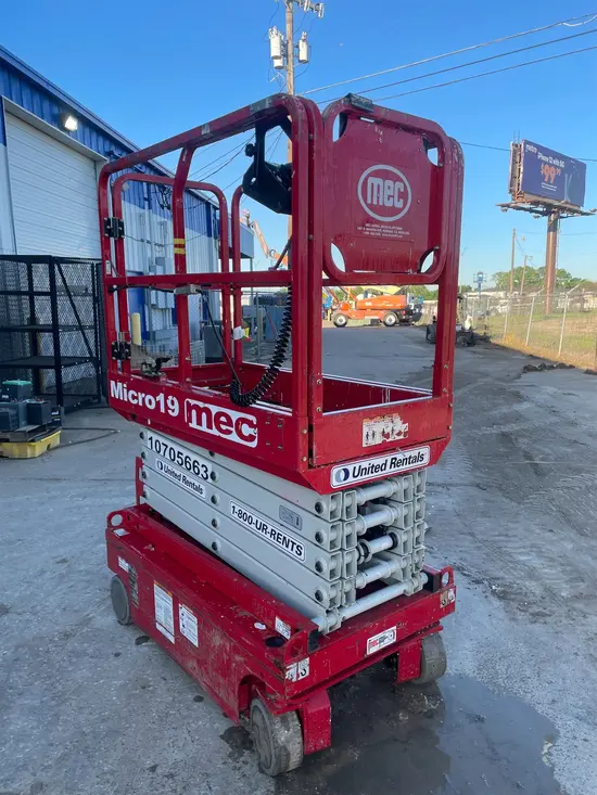 2018 MEC MICRO 19 Scissor Lift