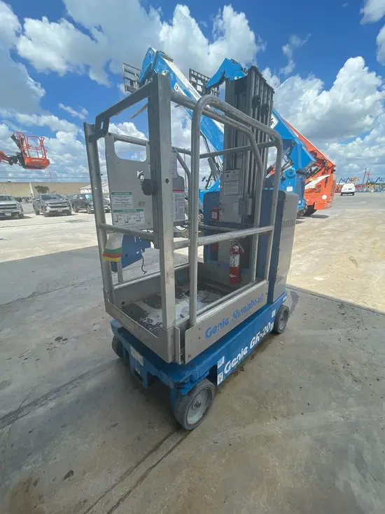 2016 Genie GR-20 Self-Propelled One-Person Lift