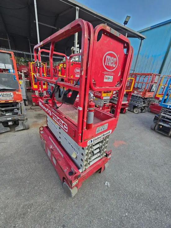 2018 MEC MICRO 19 Scissor Lift