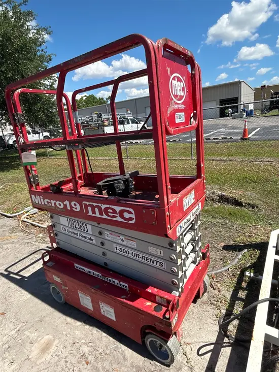 2019 MEC MICRO 19 Scissor Lift