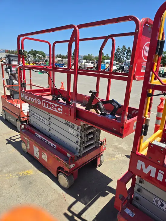 2019 MEC MICRO 19 Scissor Lift