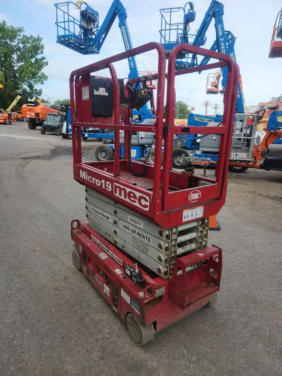 2018 MEC MICRO 19 Scissor Lift