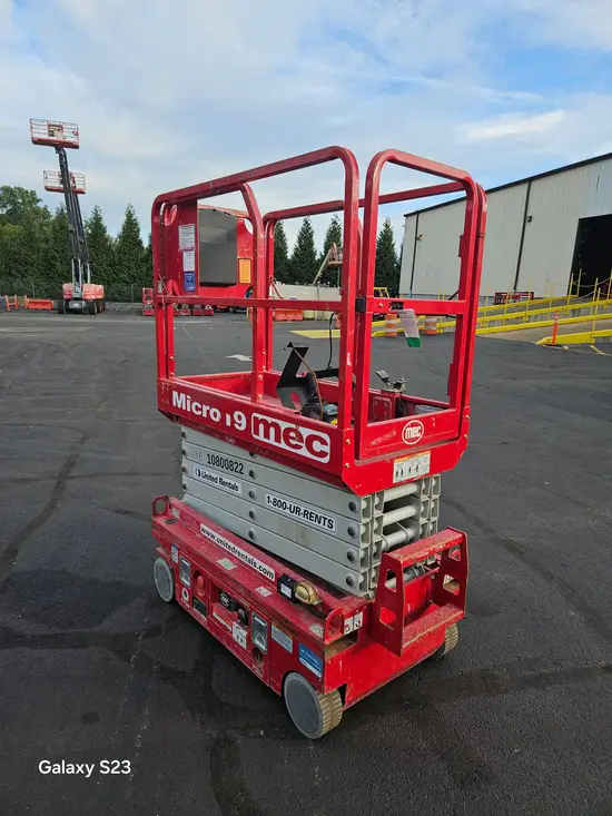2018 MEC MICRO 19 Scissor Lift