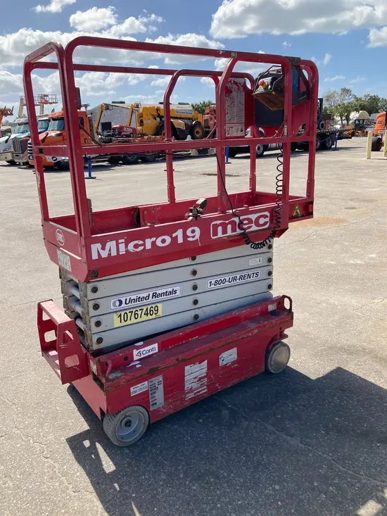 2018 MEC MICRO 19 Scissor Lift