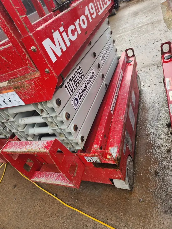 2018 MEC MICRO 19 Scissor Lift