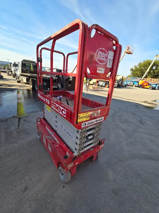 2018 MEC MICRO 19 Scissor Lift