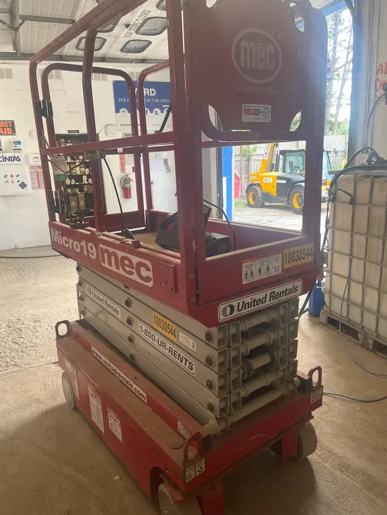 2018 MEC MICRO 19 Scissor Lift