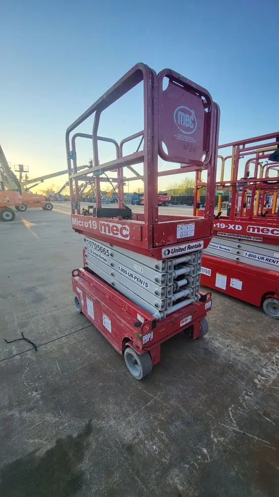 2018 MEC MICRO 19 Scissor Lift