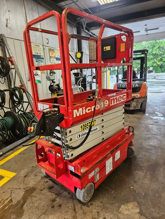 2019 MEC MICRO 19 Scissor Lift