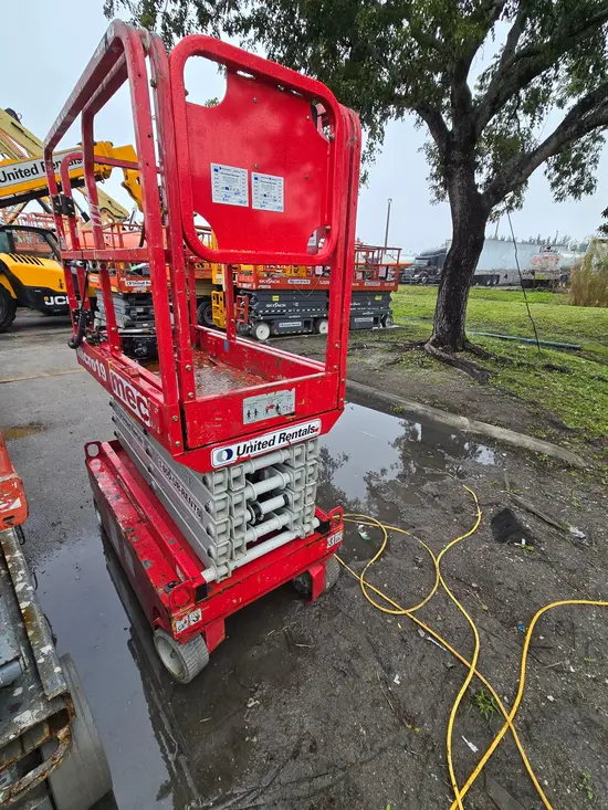 2018 MEC MICRO 19 Scissor Lift
