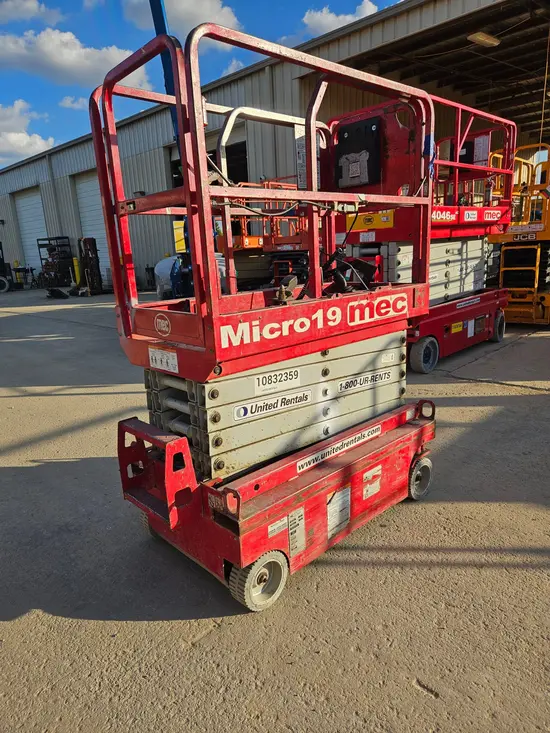 2018 MEC MICRO 19 Scissor Lift