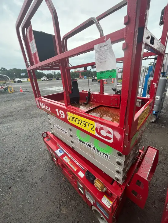 2019 MEC MICRO 19 Scissor Lift