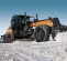 Niveleuse motorisée Case orange et noire de 200 ch déplaçant de la neige, de la glace et de la terre avec sa lame de 4,3 m
