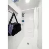 Photo de l’intérieur de la remorque de douche à 6 têtes ROS